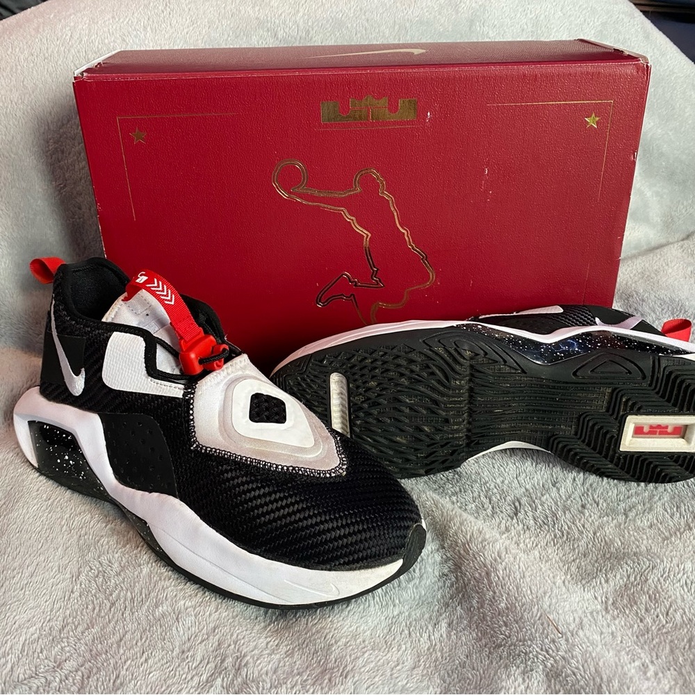 Lebrun Soldier XIV (GS) Nike Size 6Y